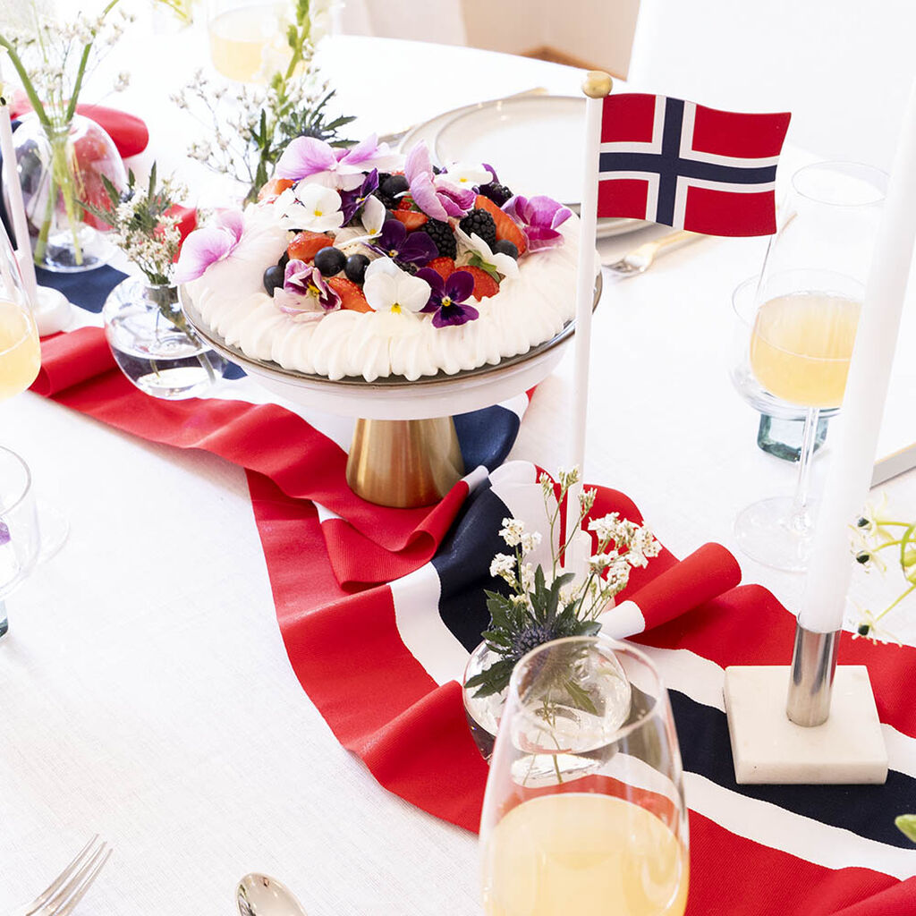 Pynt bordet til 17. mai med blomster og dekorasjoner i rødt, hvitt og blått